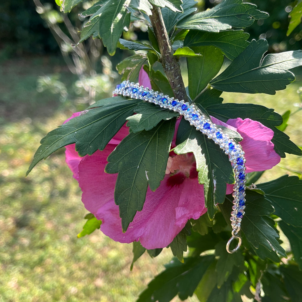 Bracelet Hibiscus artisanal en perles Miyuki, photo lifestyle