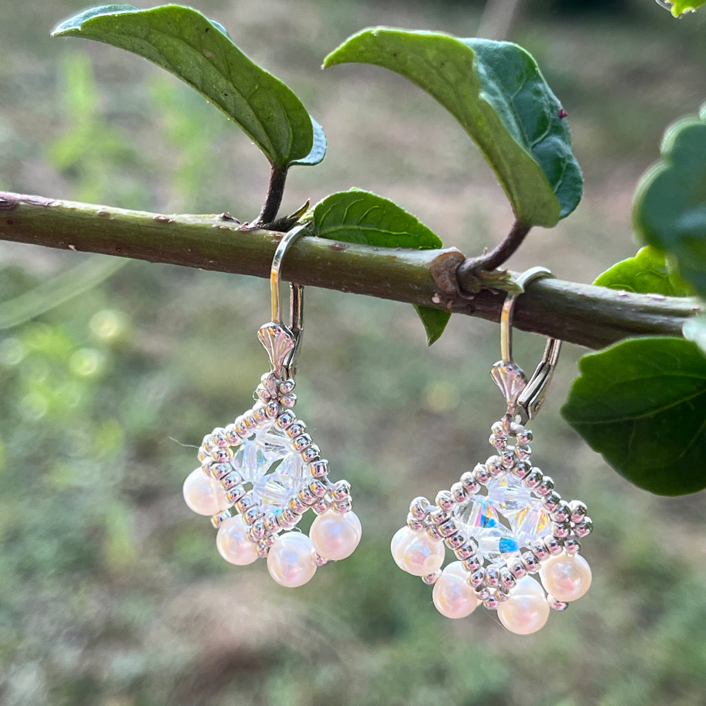 Boucles d'oreilles Eglantine artisanales en perles Miyuki, cristal Swarovski et perles d'eau douce, photo lifestyle