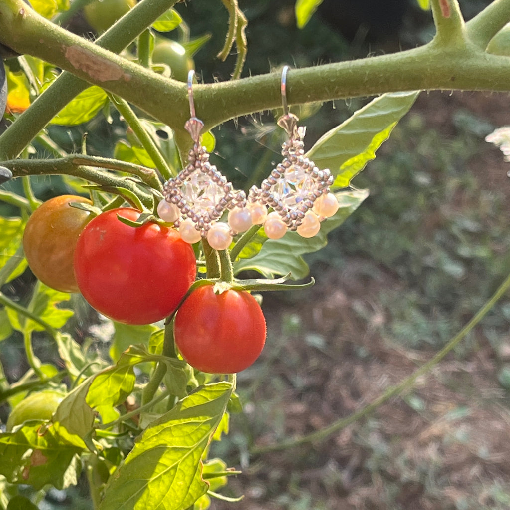 Boucles d'oreilles Eglantine artisanales en perles Miyuki, cristal Swarovski et perles d'eau douce, photo lifestyle