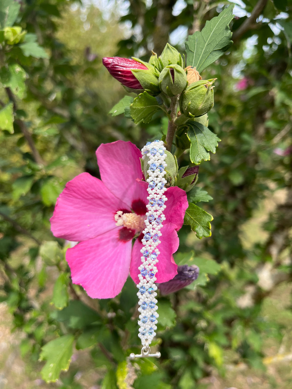 Bracelet Clématite artisanal en perles Miyuki et cristal Swarovski, photo lifestyle