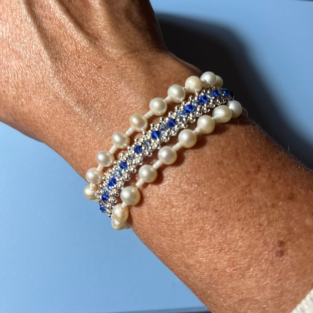 Vue rapprochée du bracelet Lys, perles d'eau douce et Miyuki avec le bracelet Hibiscus cristal Swarovski porté au poignet 