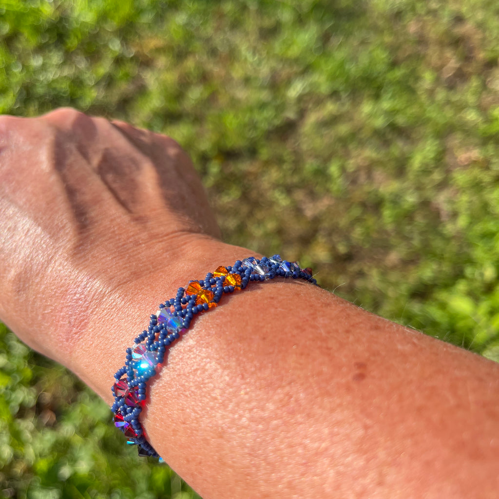 Bracelet Iris artisanal porté au poignet, cristaux Swarovski multicolores