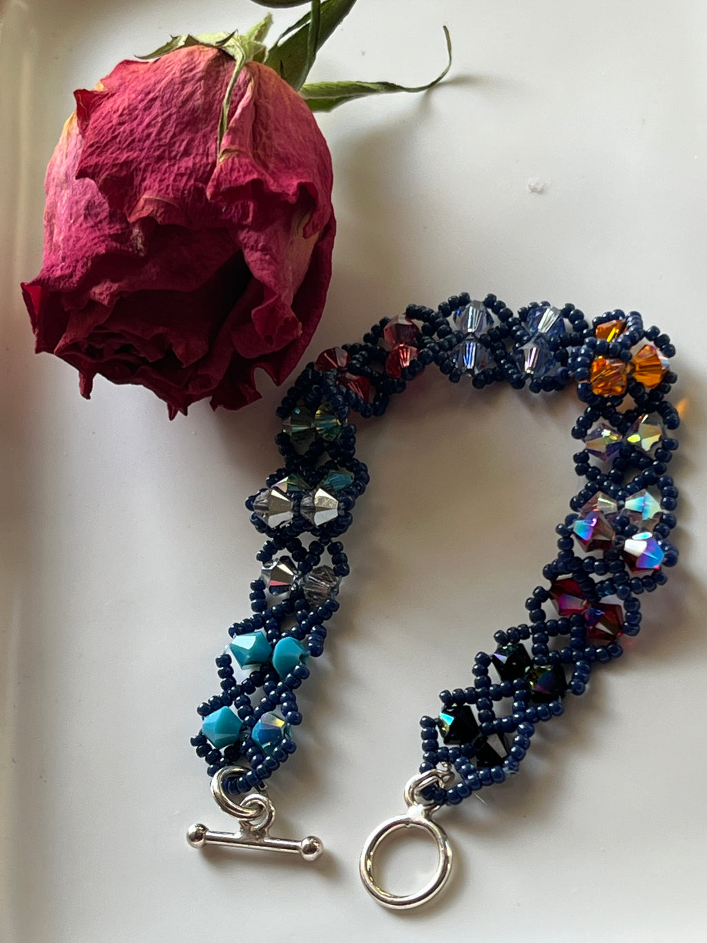 Bracelet Iris artisanal en perles Miyuki et cristal Swarovski photo lifestyle