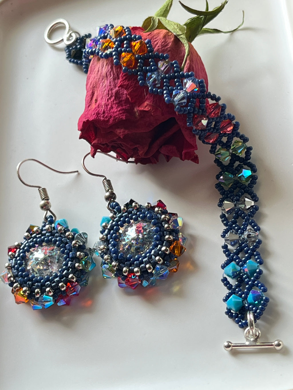 Bracelet et boucles d'oreilles Iris artisanal en perles Miyuki et cristal Swarovski, photo lifestyle