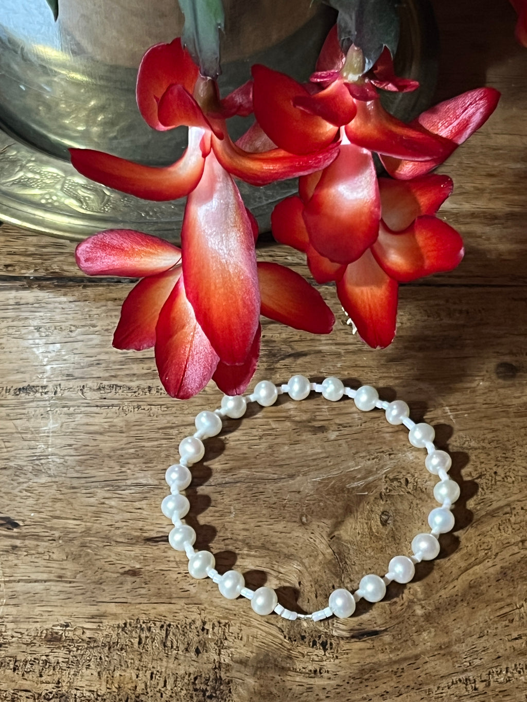 Vue rapprochée du bracelet Lys, perles d'eau douce et Miyuki assemblées à la main