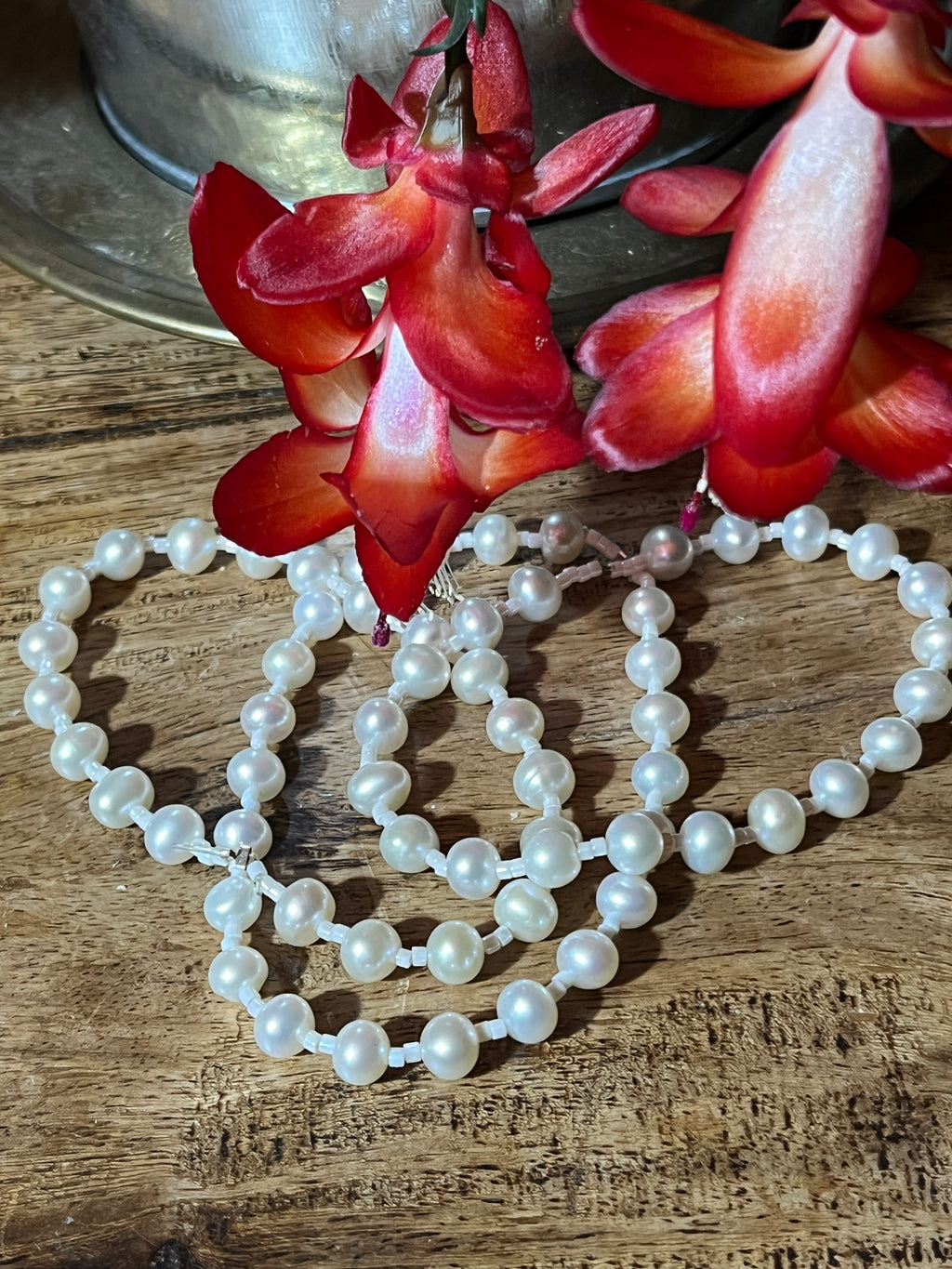 Vue rapprochée du bracelet Lys, perles d'eau douce et Miyuki assemblées à la main