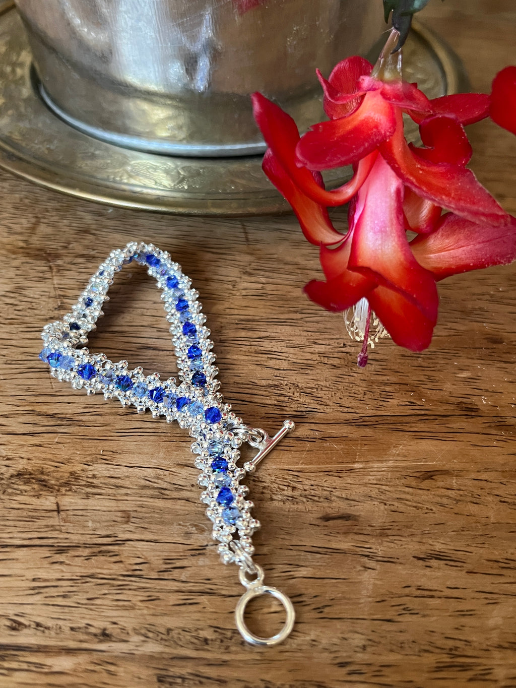 Bracelet Hibiscus artisanal porté, détail des cristaux Swarovski coloré
