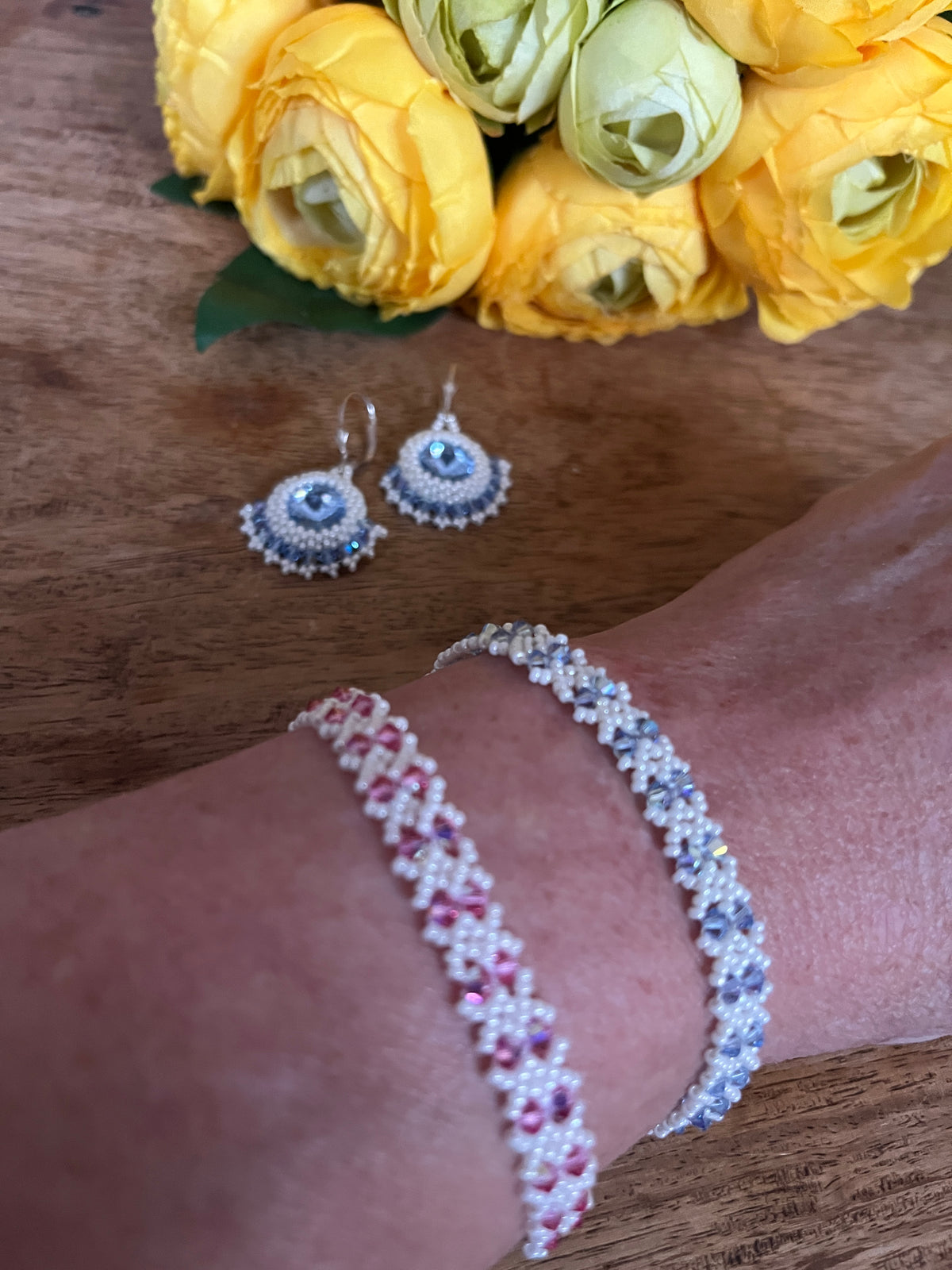 Bracelet Clématite artisanal porté au poignet, cristaux Swarovski bleu ciel