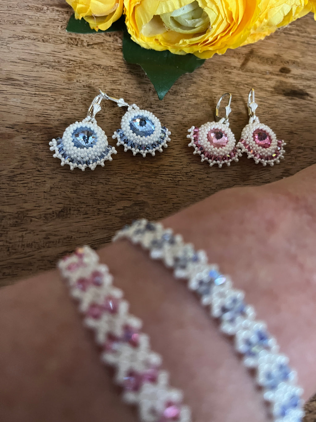 Boucles d'oreilles Clématite artisanales bleu ciel et rose, création parisienne