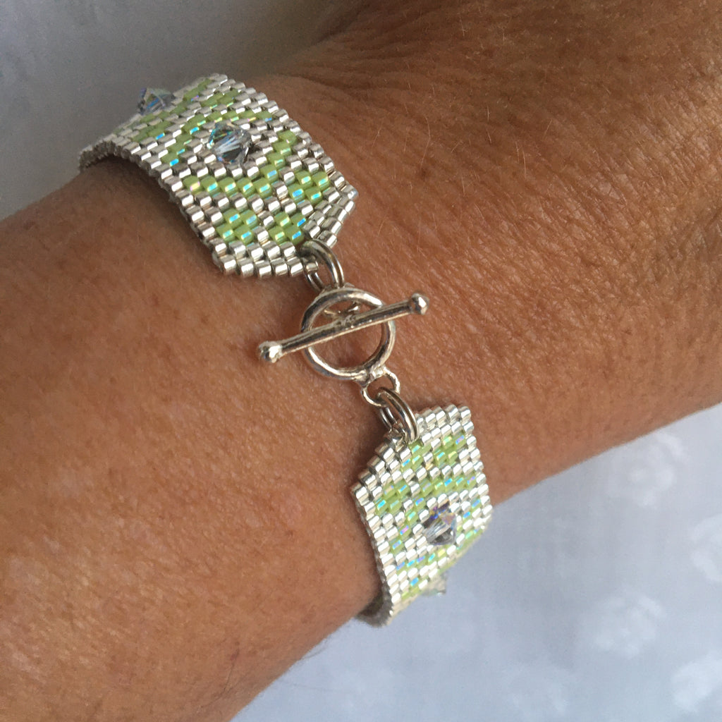 Bracelet Cœur de Marie artisanal porté au poignet, détail des perles Miyuki et cristal Swarovski assemblés à la main