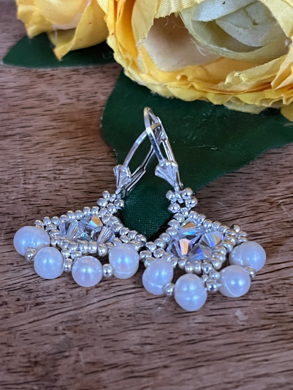 Détail des boucles d'oreilles Eglantine artisanales, perles Miyuki 1mm et cristaux Swarovski