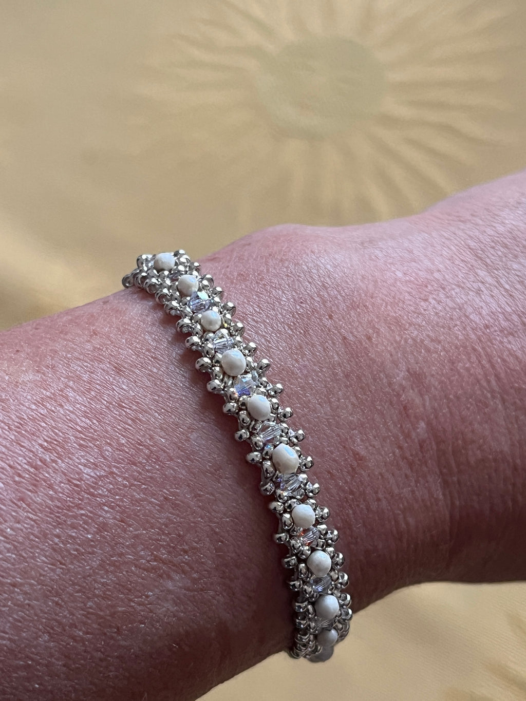 Bracelet Eglantine artisanal porté au poignet, perles Miyuki , cristaux Swarovski et perles d'eau douce