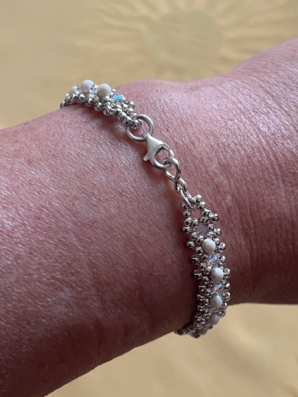 Bracelet Eglantine artisanal porté au poignet, perles Miyuki , cristaux Swarovski et perles d'eau douce