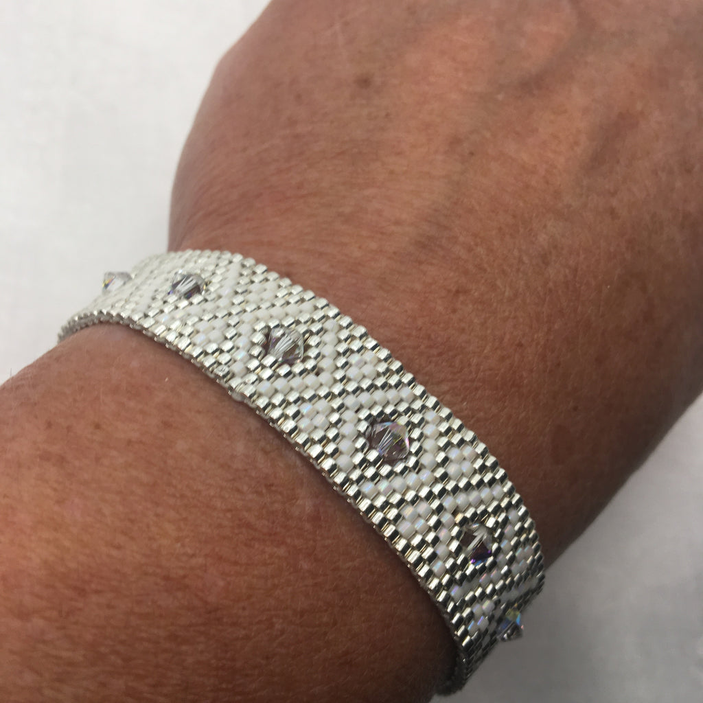 Bracelet Cœur de Marie artisanal porté au poignet, détail des perles Miyuki et cristal Swarovski assemblés à la main