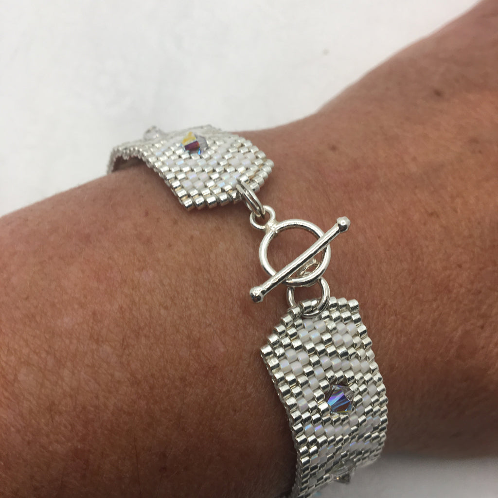 Bracelet Cœur de Marie artisanal porté au poignet, détail des perles Miyuki et cristal Swarovski assemblés à la main