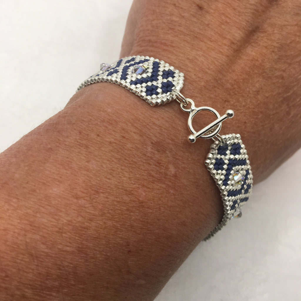 Bracelet Cœur de Marie artisanal porté au poignet, détail des perles Miyuki et cristal Swarovski assemblés à la main