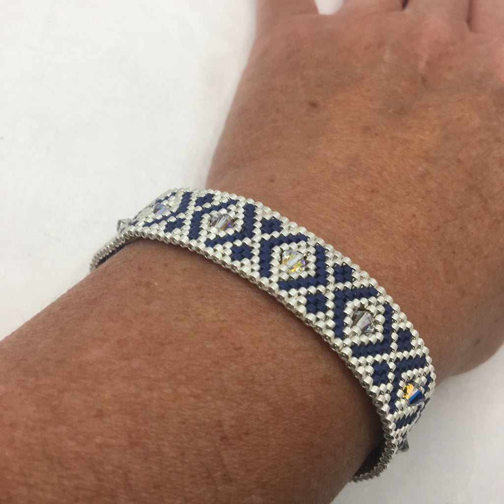 Bracelet Cœur de Marie artisanal porté au poignet, détail des perles Miyuki et cristal Swarovski assemblés à la main
