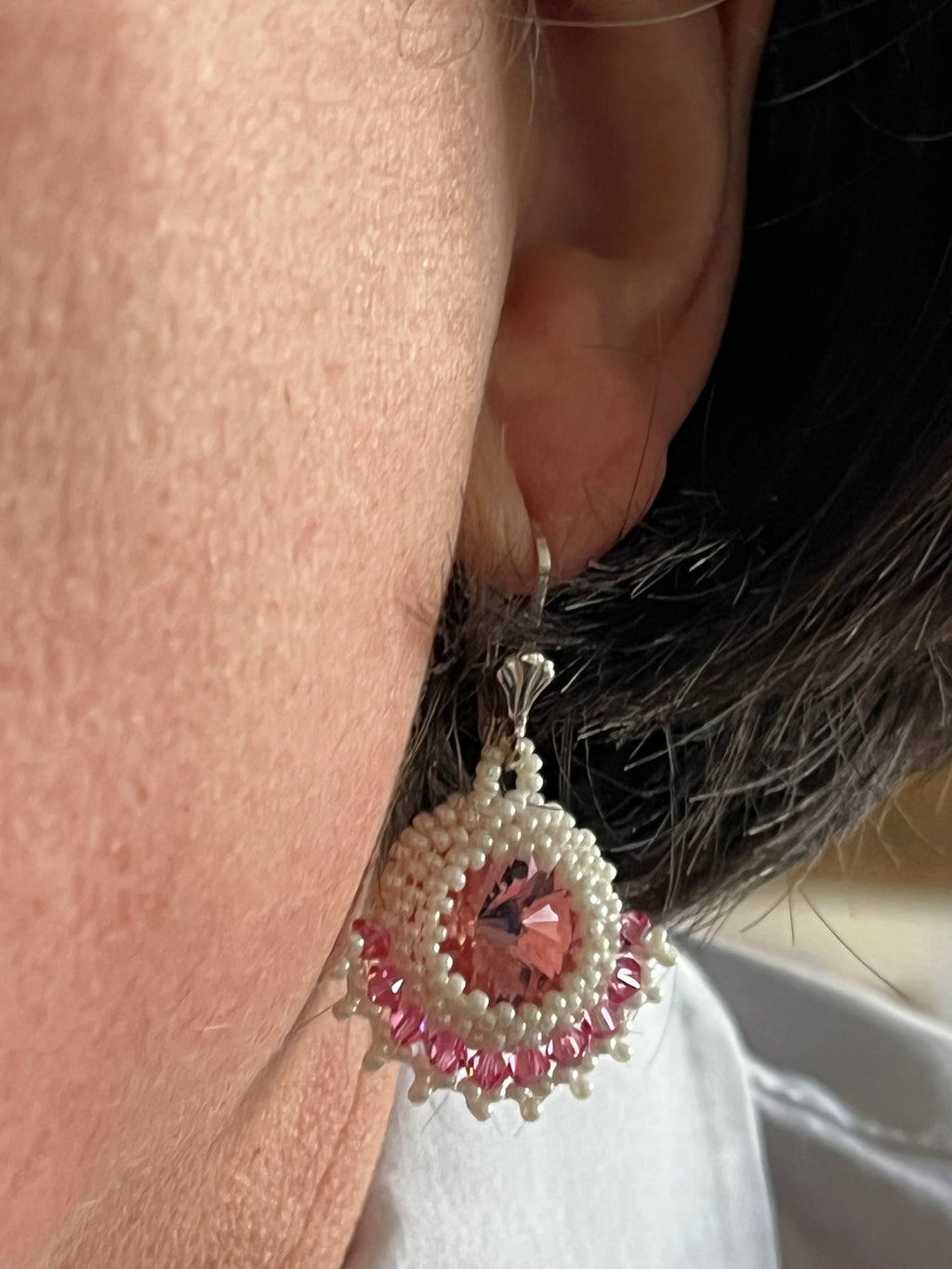 Boucles d'oreilles Clématite artisanales  roses portées, création parisienne