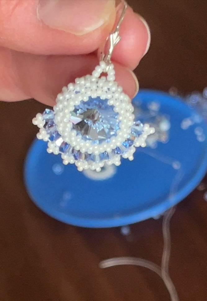 Détail boucles d'oreilles Clématite artisanales bleu ciel, création parisienne