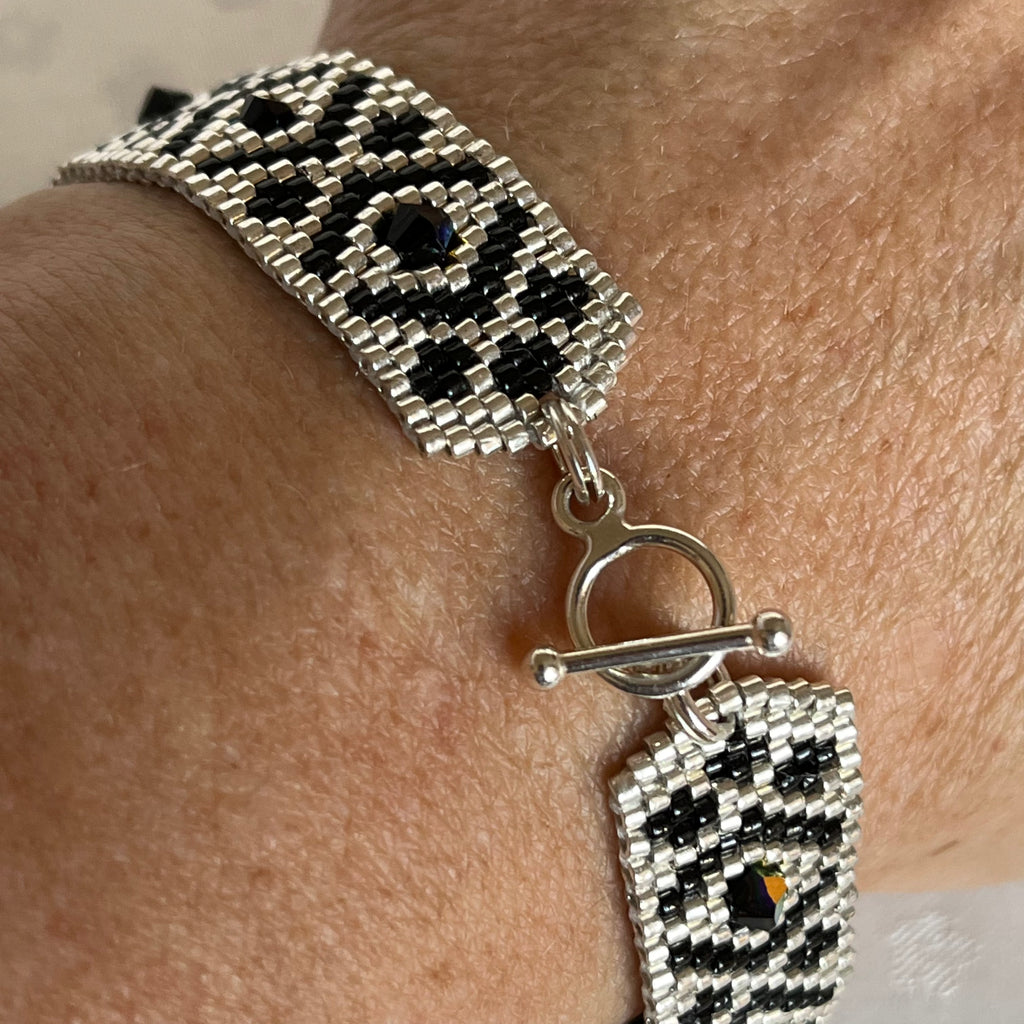 Bracelet Cœur de Marie artisanal porté au poignet, détail des perles Miyuki et cristal Swarovski assemblés à la main