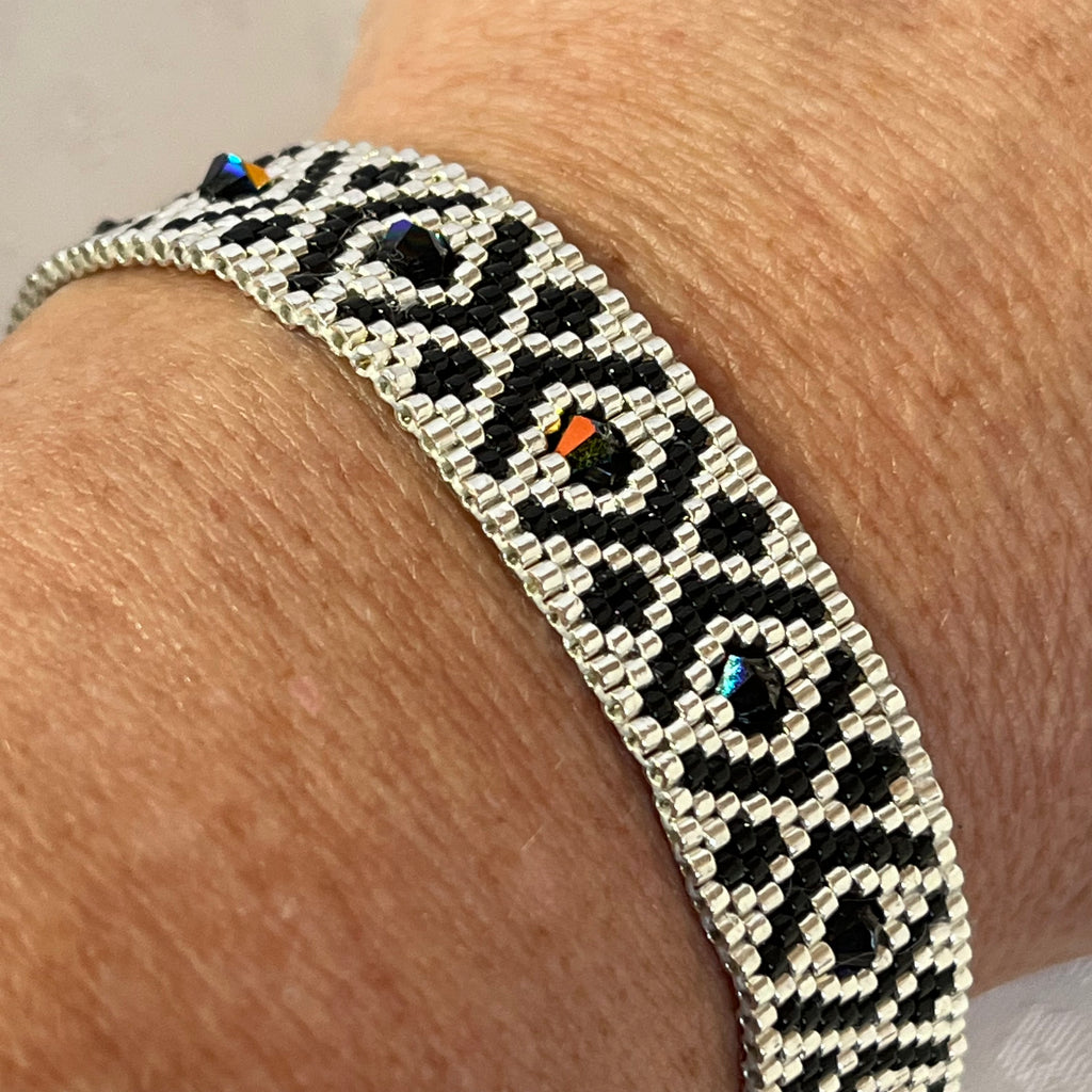 Bracelet Cœur de Marie artisanal porté au poignet, détail des perles Miyuki et cristal Swarovski assemblés à la main