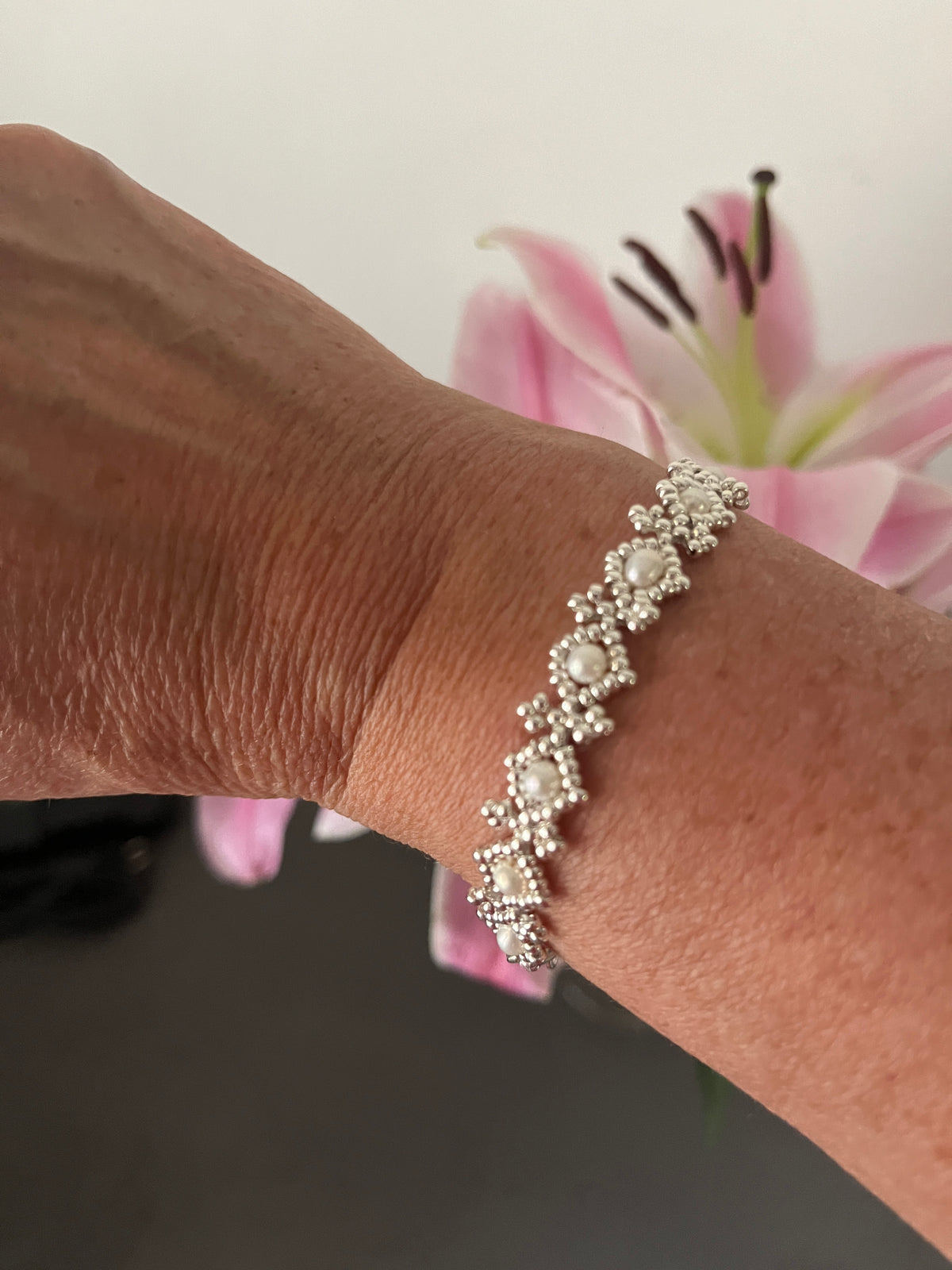Bracelet Orchidée porté artisanal en perles Miyuki, cristaux Swarovski et perles d'eau douce, fermoir argent 925