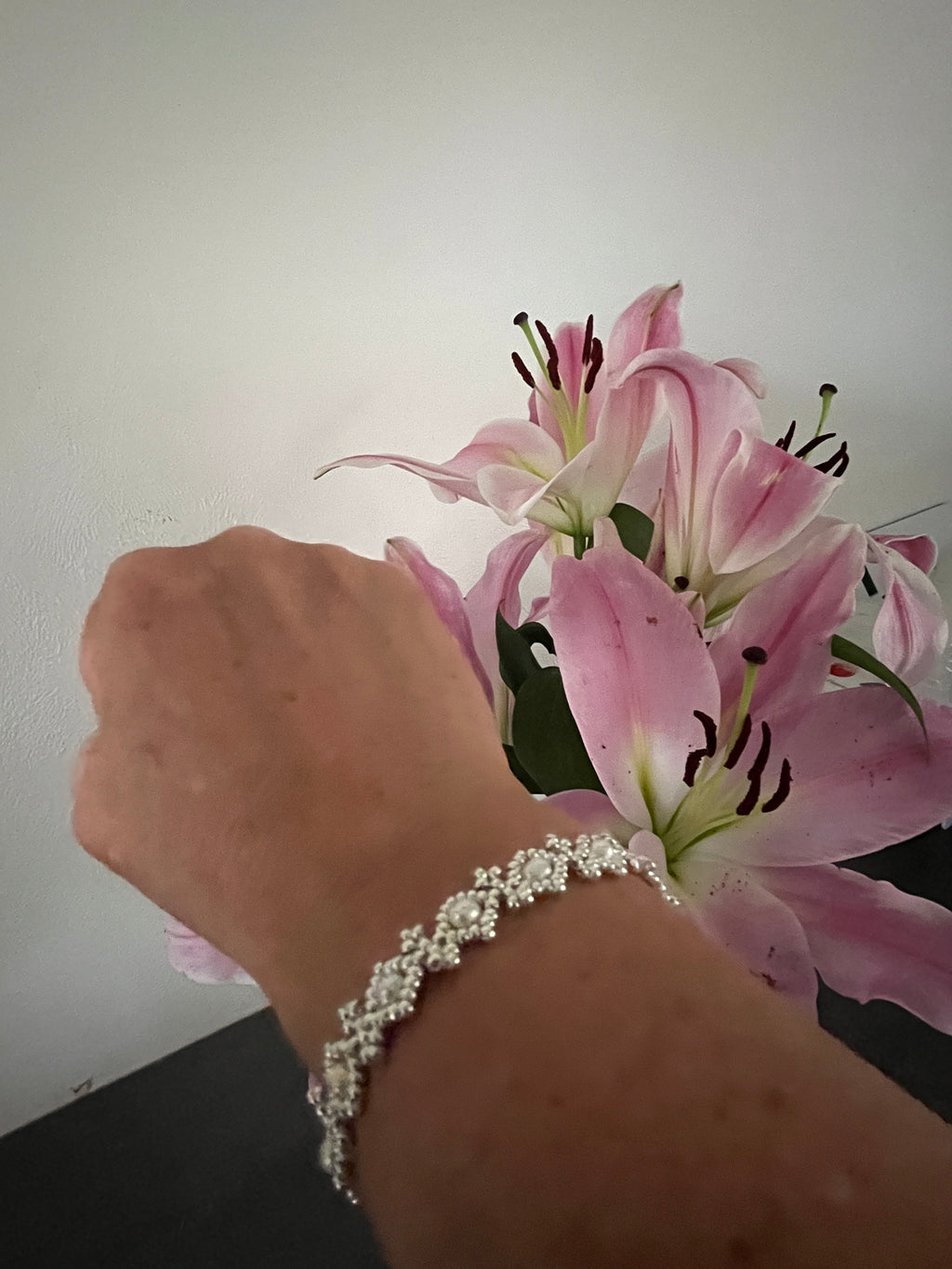 Bracelet Orchidée porté artisanal en perles Miyuki, cristaux Swarovski et perles d'eau douce, fermoir argent 925