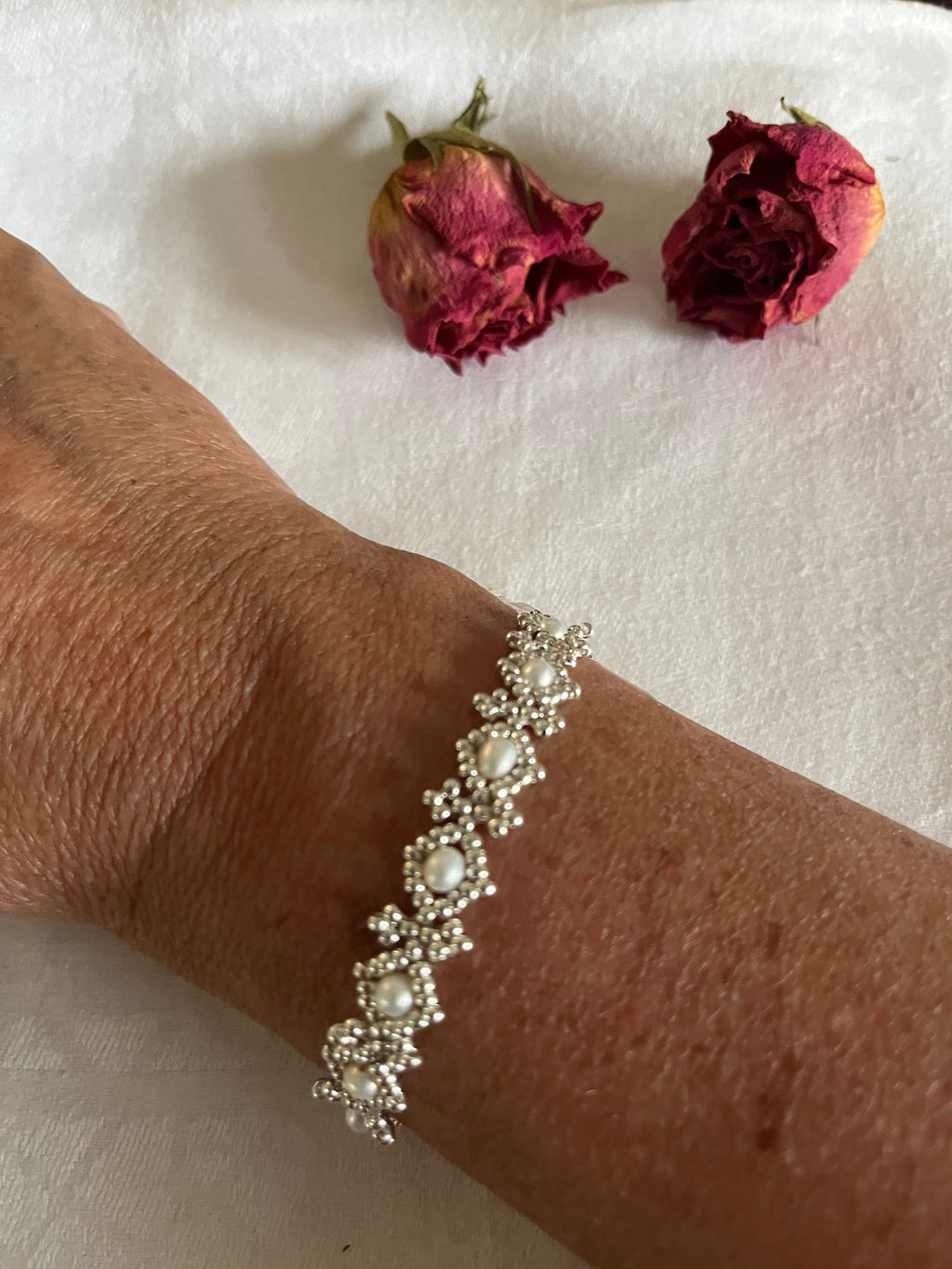 Bracelet Orchidée porté artisanal en perles Miyuki, cristaux Swarovski et perles d'eau douce, fermoir argent 925