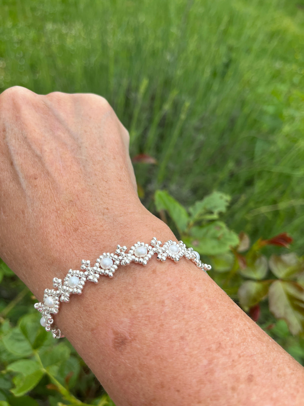 Bracelet Orchidée porté artisanal en perles Miyuki, cristaux Swarovski et perles d'eau douce, fermoir argent 925