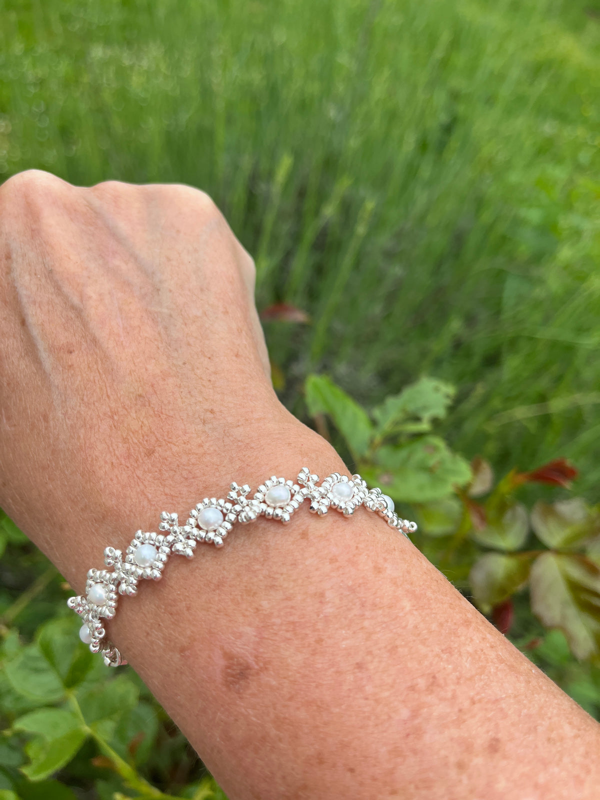 Bracelet Orchidée porté artisanal en perles Miyuki, cristaux Swarovski et perles d'eau douce, fermoir argent 925