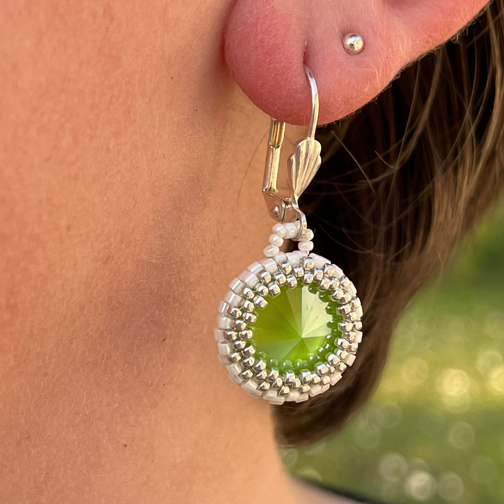 Détail des boucles d'oreilles portées Cœur de Marie artisanales, perles Miyuki 1mm et cristal Swarovski assemblées à la main