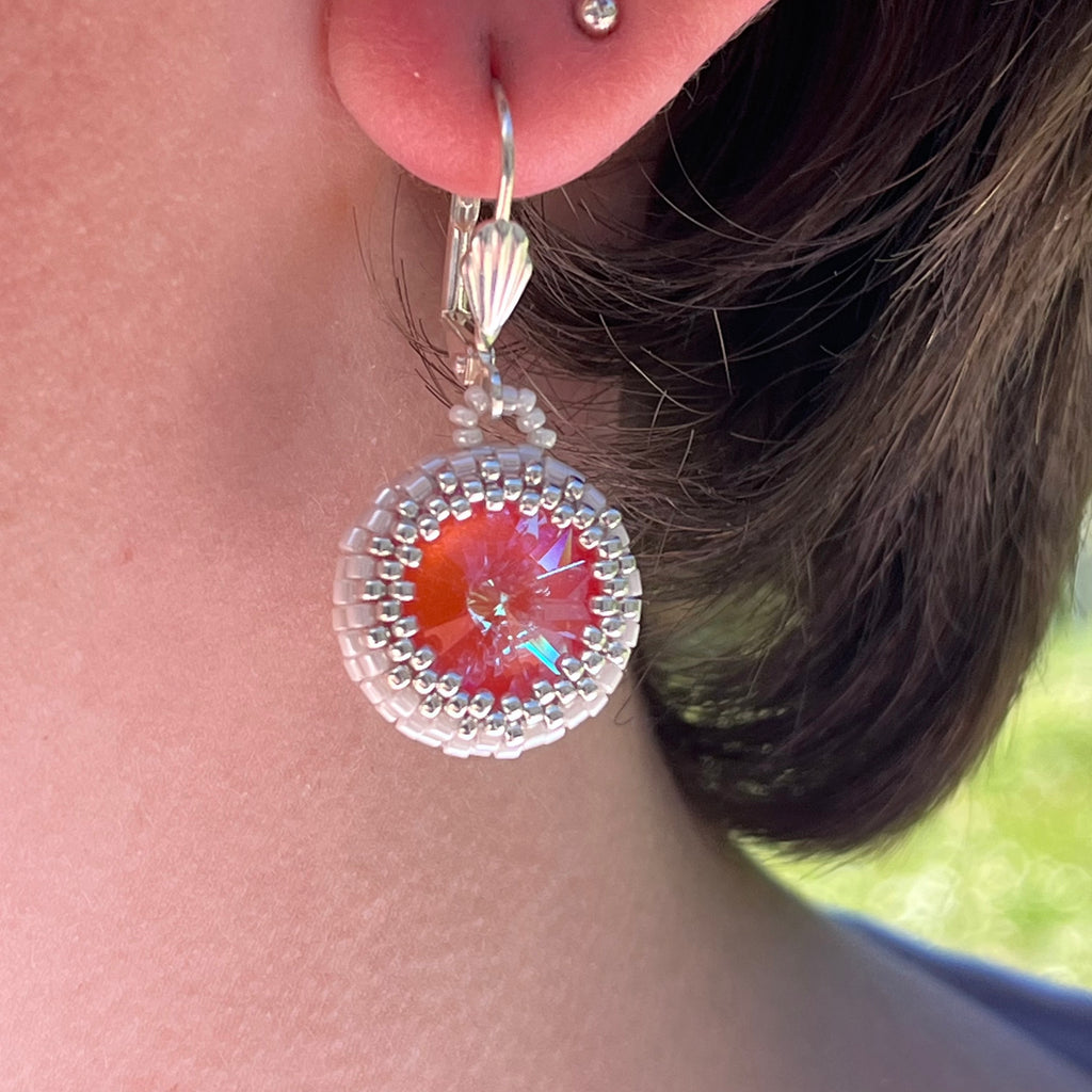 Boucles d'oreilles portées Cœur de Marie artisanales, perles Miyuki 1mm et cabochon Swarovski 1,4cm, assemblées à la main