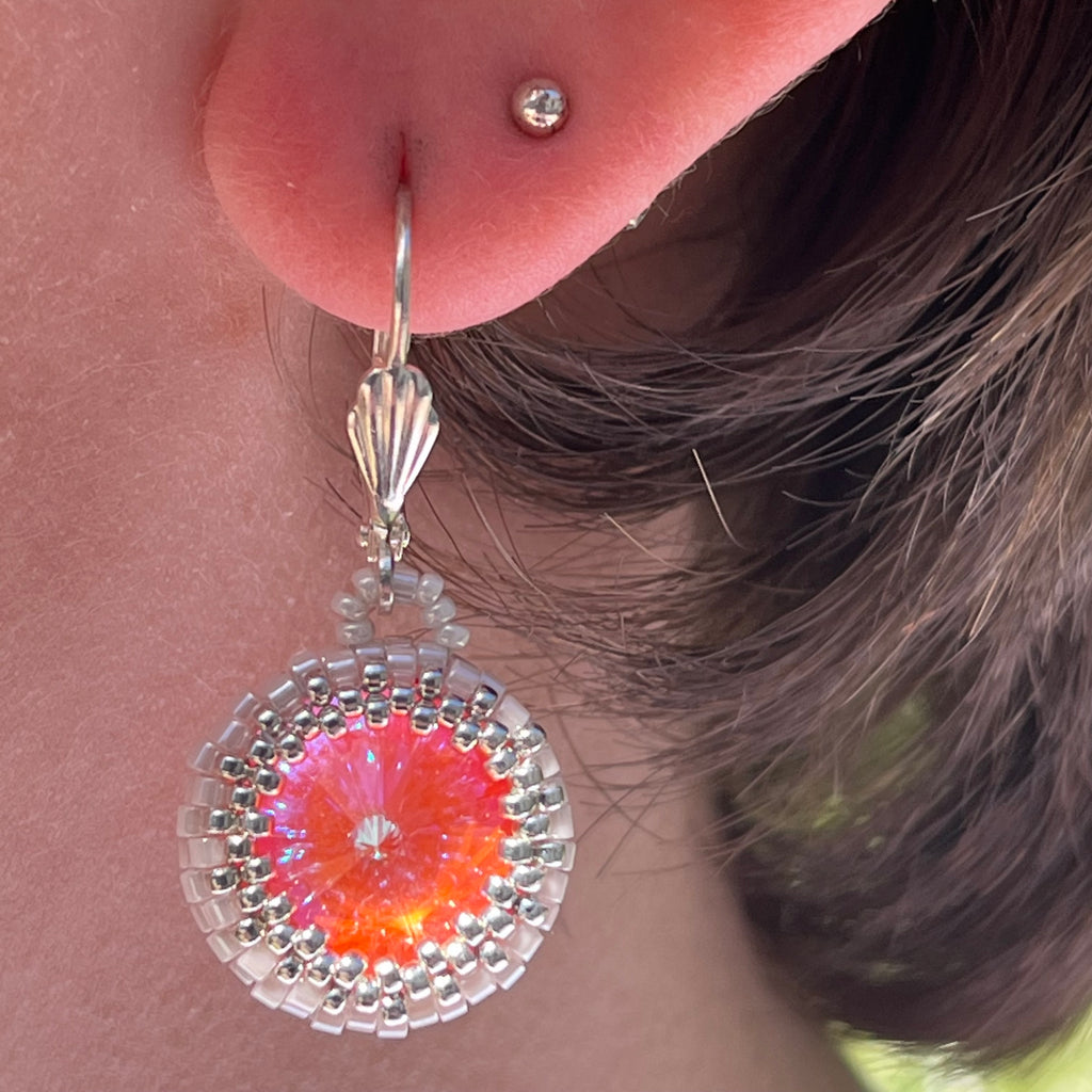 Boucles d'oreilles portées Cœur de Marie artisanales, perles Miyuki 1mm, cristal Swarovski orange 1,4 cm, assemblées à la main