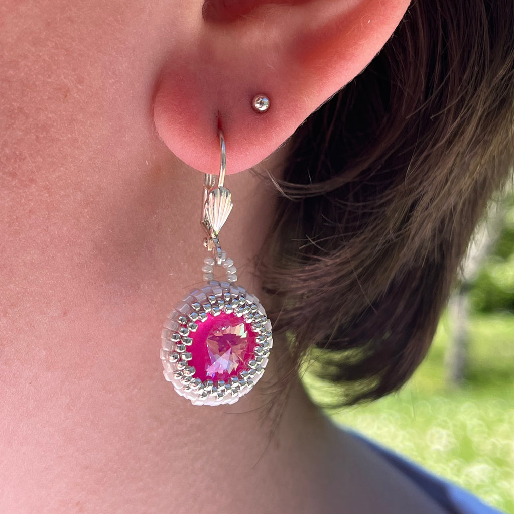 Boucles d'oreilles portées Cœur de Marie artisanales, perles Miyuki 1mm assemblées à la main