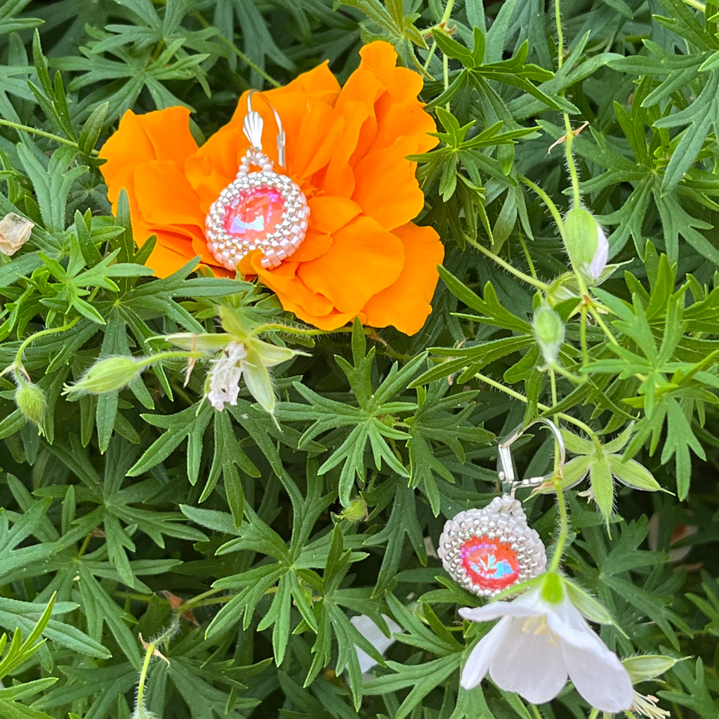 Boucles d'oreilles portées Cœur de Marie artisanales, perles Miyuki 1mm, cristal Swarovski orange 1,4 cm, assemblées à la main, photo lifestyle