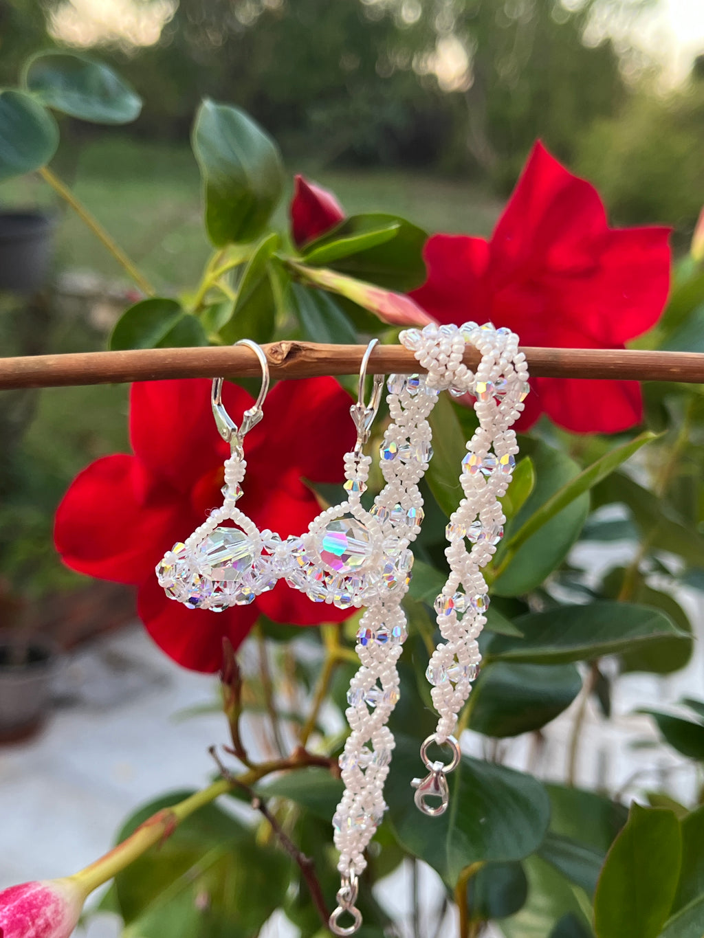 Boucles d'oreilles Eglantine artisanales en perles Miyuki, cristal Swarovski et perles d'eau douce, photo lifestyle