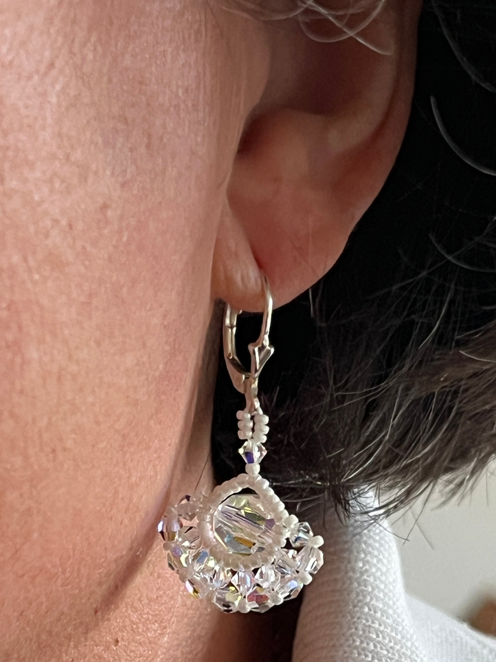 Boucles d'oreilles Eglantine artisanales en perles Miyuki, cristal Swarovski et perles d'eau douce, photo lifestyle