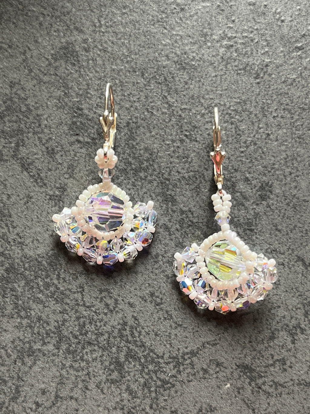 Boucles d'oreilles Gardenia artisanales en perles Miyuki, cristal Swarovski