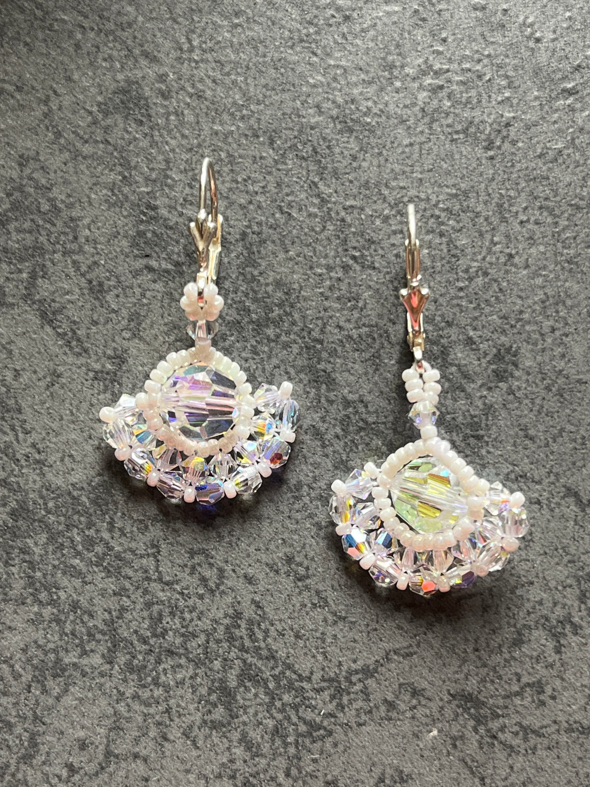 Boucles d'oreilles Gardenia artisanales en perles Miyuki, cristal Swarovski
