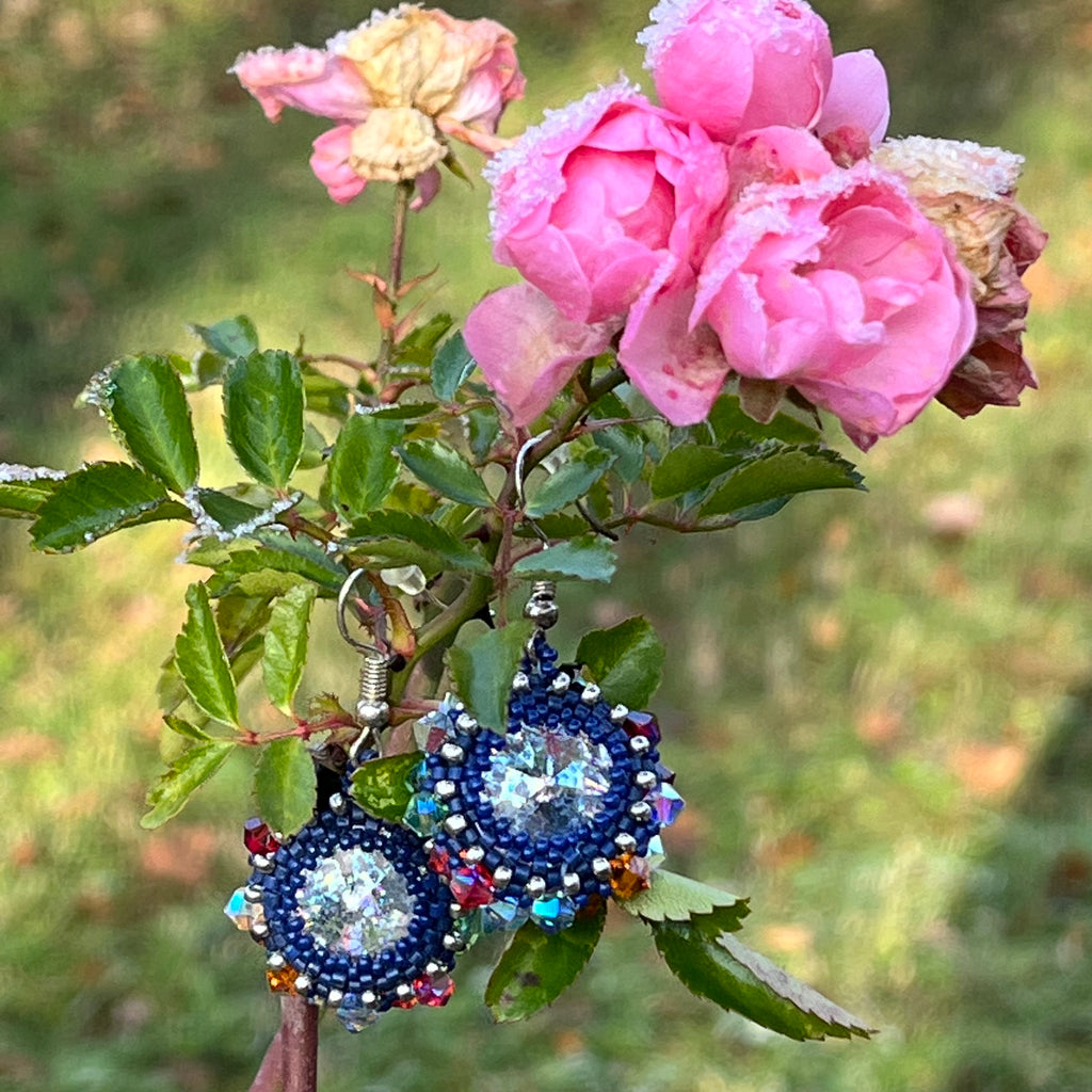 Vidéo boucles d'oreilles Iris artisanales, perles Miyuki 1mm et cristaux Swarovski multicolores, photo lifestyle