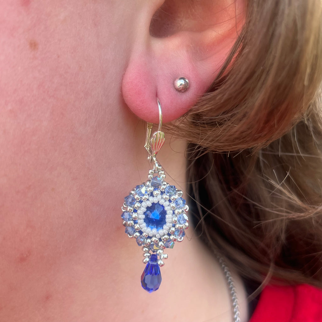 Boucles d'oreilles Hibiscus artisanales portées, création artisanale