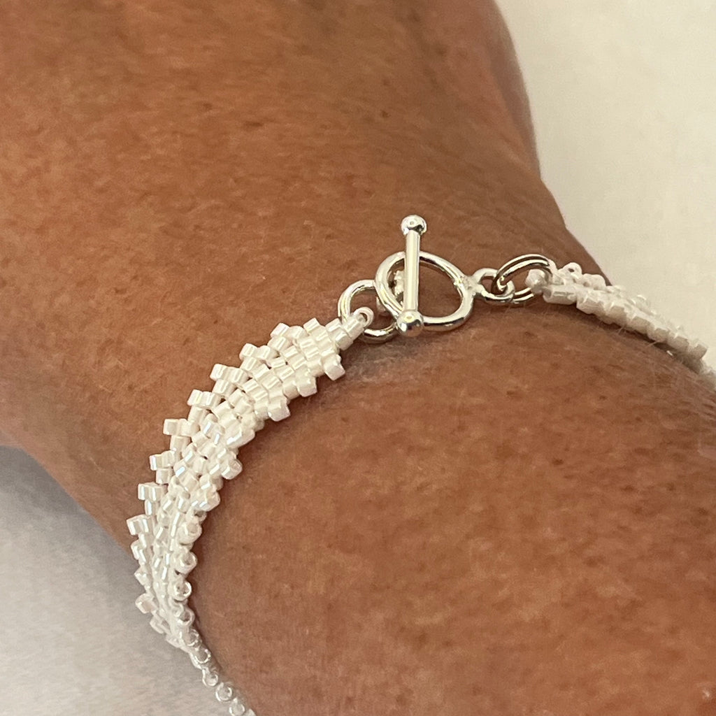Bracelet Camélia artisanal porté au poignet, vue complète