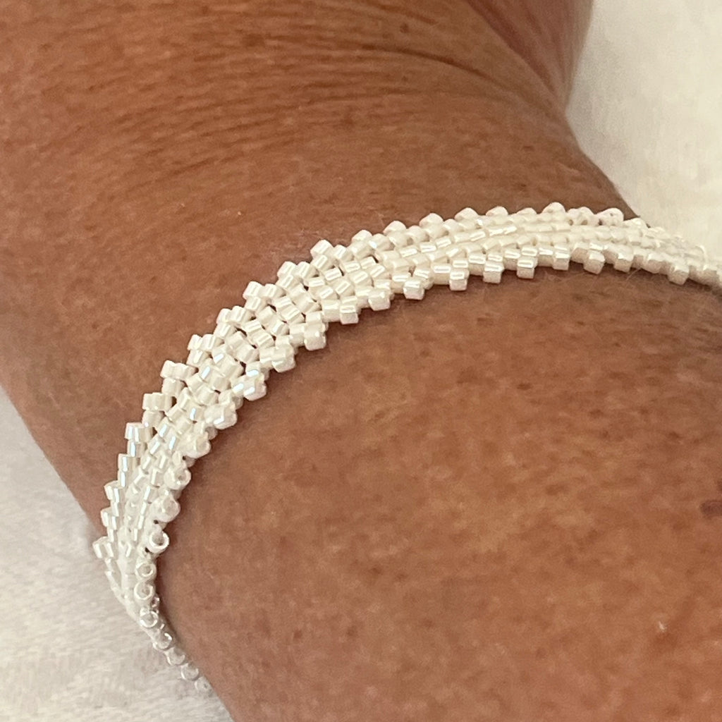 Bracelet Camélia artisanal porté au poignet, vue complète