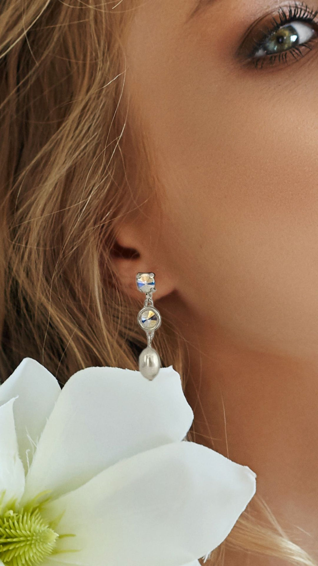 Boucles d'oreilles Lys portées artisanales en argent, cristal Swarovski et perles d'eau douce
