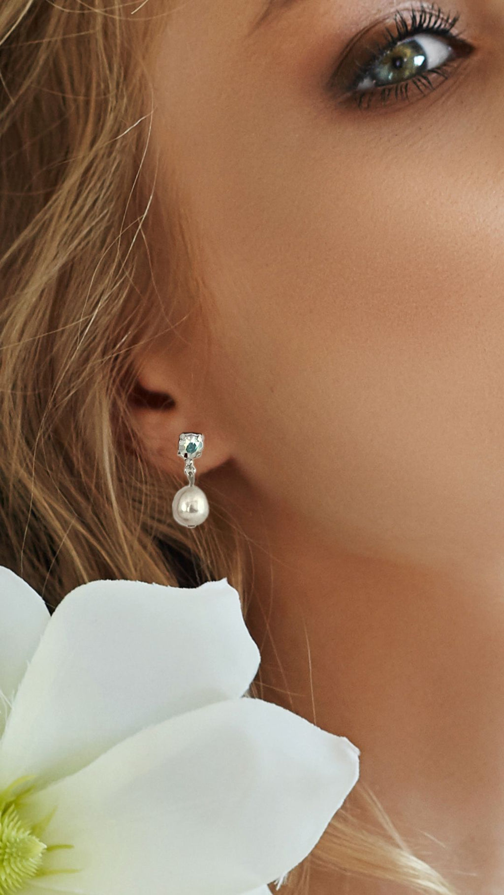Boucles d'oreilles Lys courtes artisanales portées, création parisienne