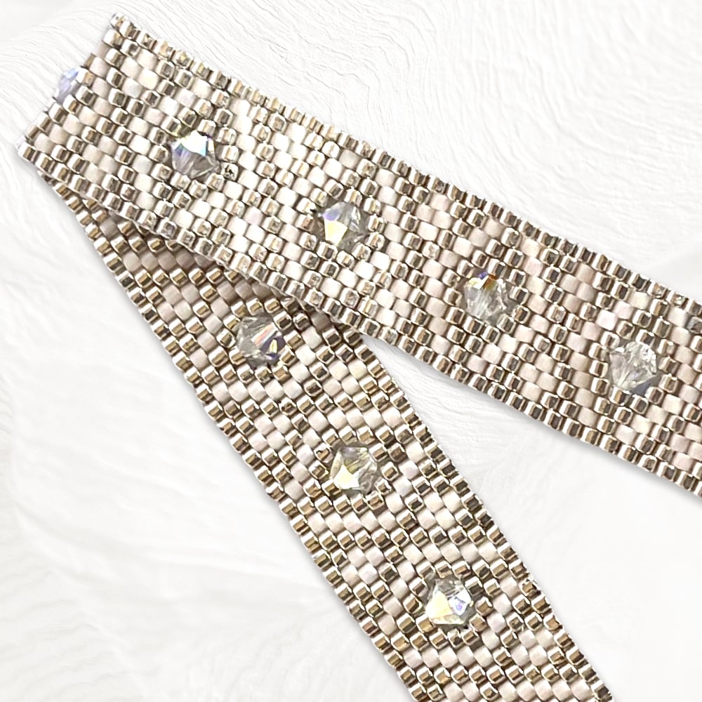 Vue rapprochée bracelet Cœur de Marie artisanal en perles Miyuki et cristaux Swarovski, fermoir argent 925