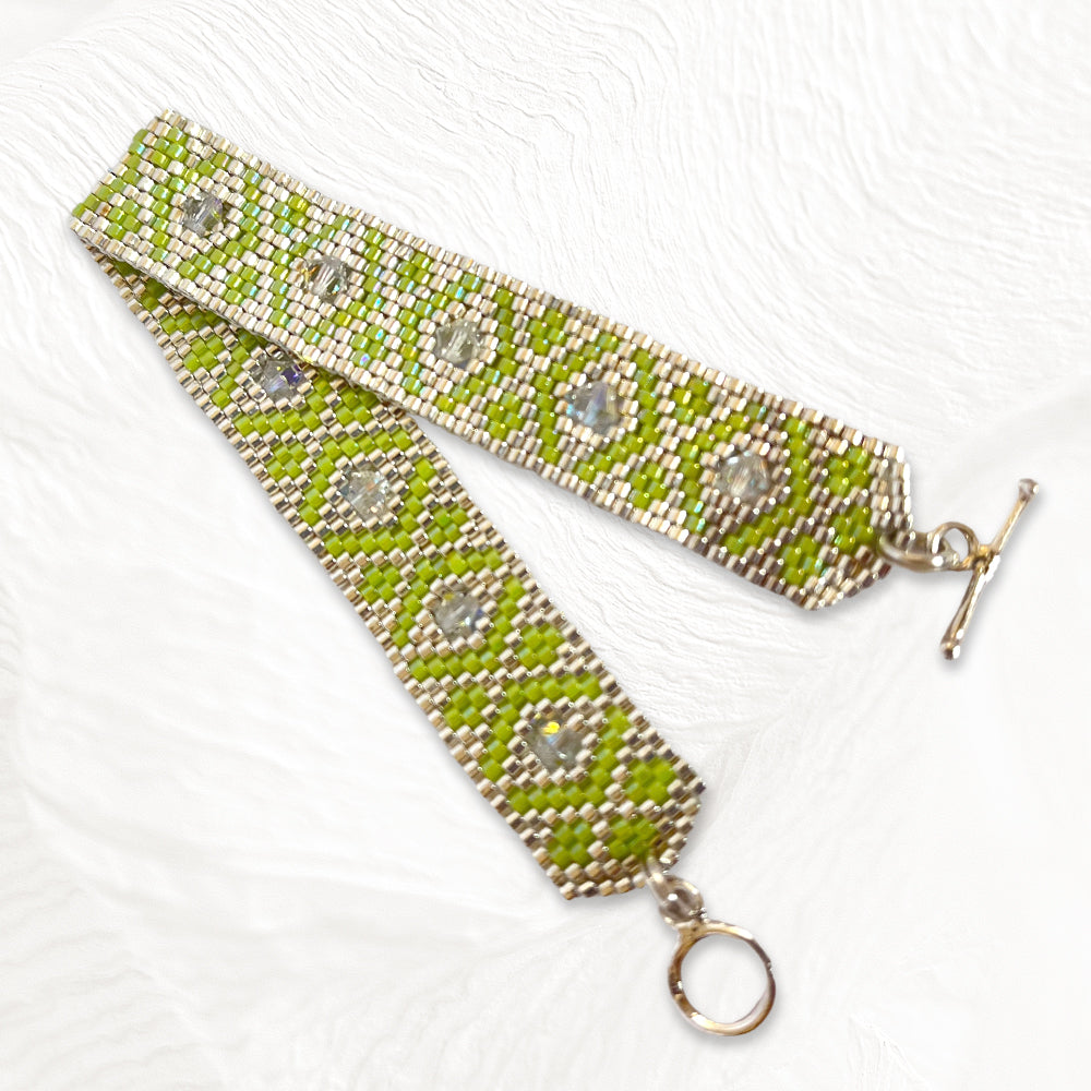 Bracelet Cœur de Marie artisanal porté au poignet, détail des perles Miyuki et cristal Swarovski assemblés à la main