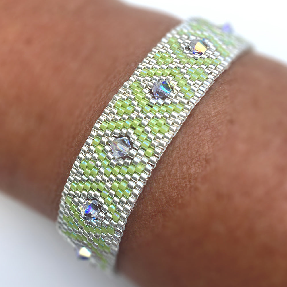 Bracelet Cœur de Marie artisanal porté au poignet, détail des perles Miyuki et cristal Swarovski assemblés à la main
