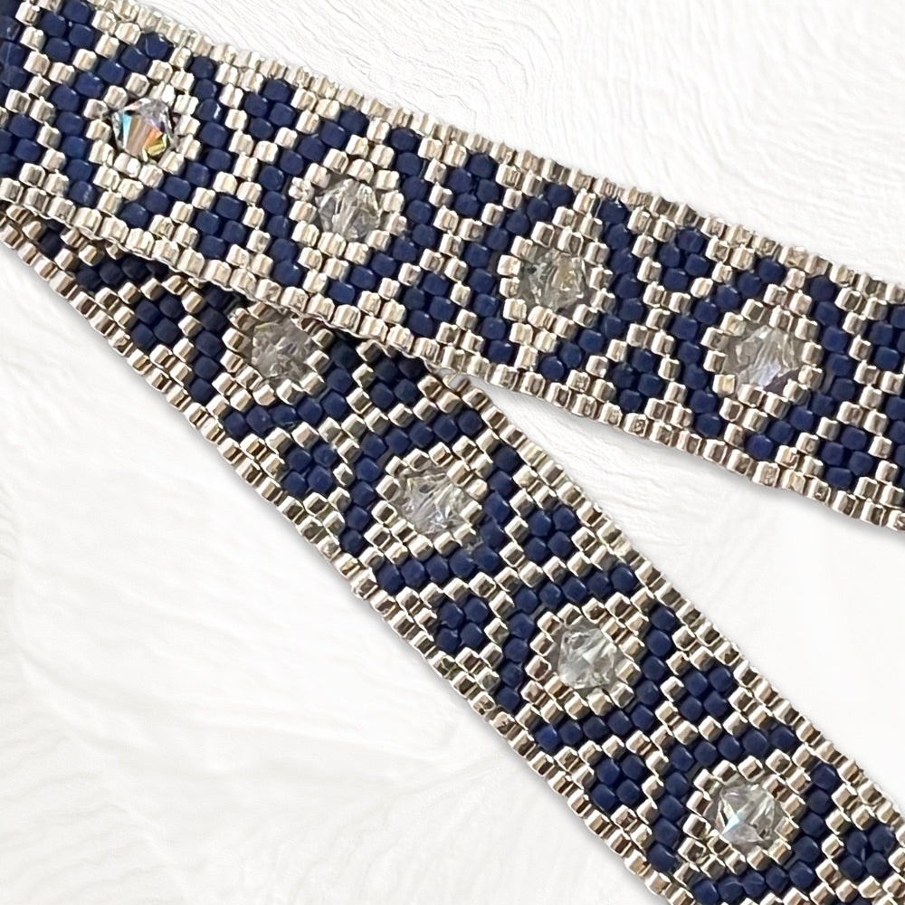 Vue rapprochée bracelet Cœur de Marie artisanal en perles Miyuki et cristaux Swarovski, fermoir argent 925