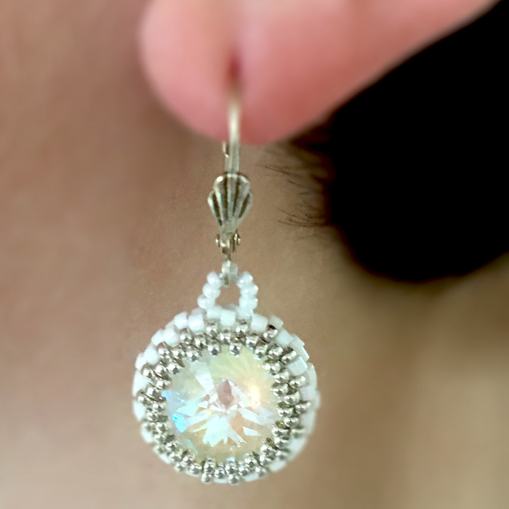 Détail des boucles d'oreilles portées Cœur de Marie artisanales, perles Miyuki 1mm assemblées à la main